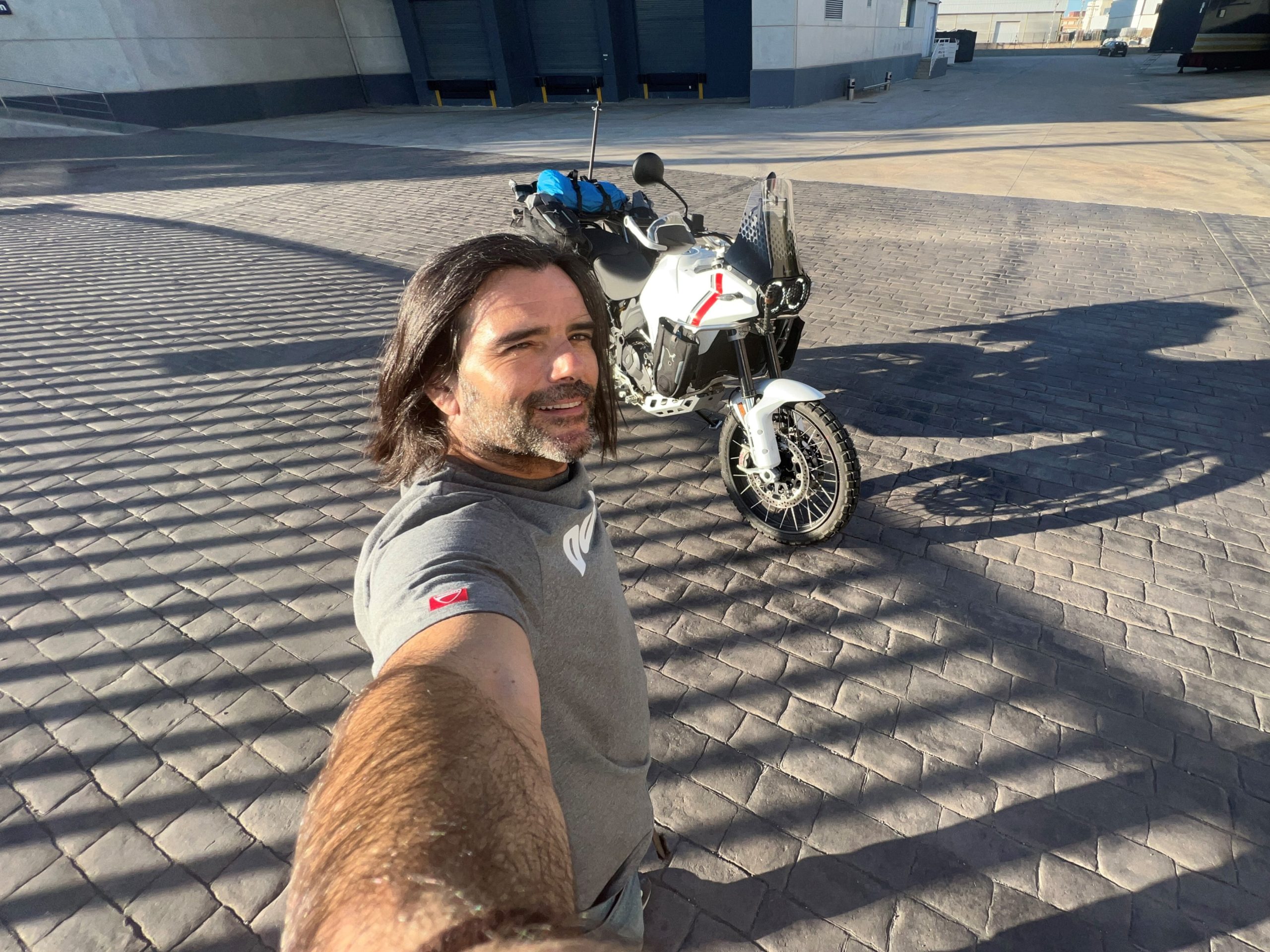 Ducati DesertX, a nova moto de Charly Sinewan